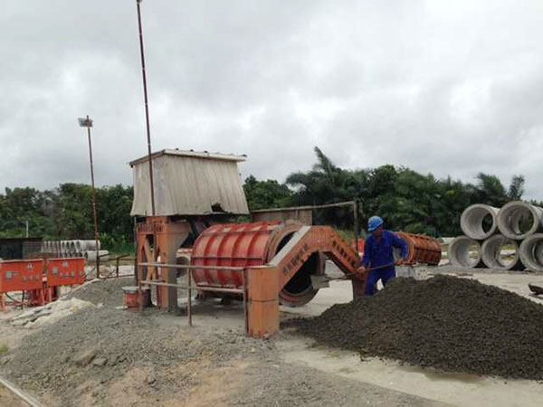 加蓬制管机使用现场